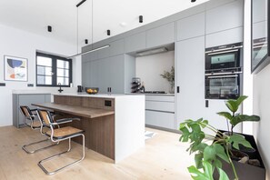 Apartamento (2 Bedrooms) | Cozinha privada | Geladeira, micro-ondas, lava-louças, cafeteira/chaleira