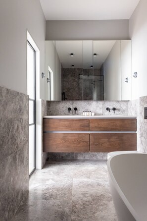 Apartemen (2 Bedrooms) | Kamar mandi | Pengering rambut, handuk, sampo, dan tisu toilet