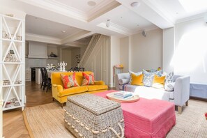 Appartement (6 Bedrooms) | Coin séjour | Télévision