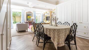 شقة (6 Bedrooms) | غرفة لتناول الطعام