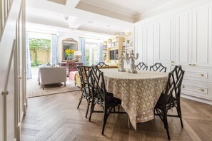 Apartment (6 Bedrooms) | Dining room - Brunswick Gardens II by Onefinestay (London)