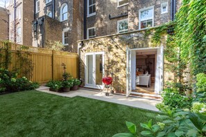 Garden - Brunswick Gardens II by Onefinestay (London)