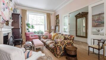 شقة (6 Bedrooms) | المنشأة من الداخل