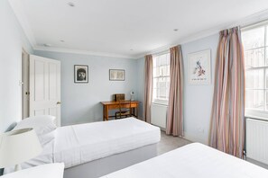 5 bedrooms, iron/ironing board, cots/infant beds, bed sheets
