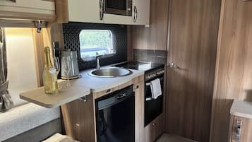 電冰箱、微波爐、烤箱、爐台