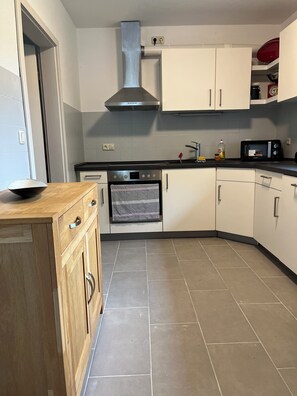 Kjøleskap, mikrobølgeovn, ovn og kokeplater