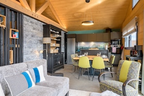 Un intérieur chaleureux comprenant un coin repas, une cuisine et un espace détente.