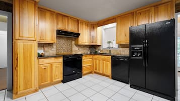 Micro-ondes, four, plaque de cuisson, lave-vaisselle