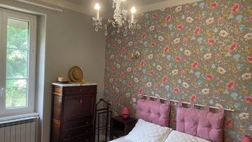 5 bedrooms, iron/ironing board, Internet, bed sheets