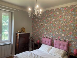 5 bedrooms, iron/ironing board, internet, bed sheets