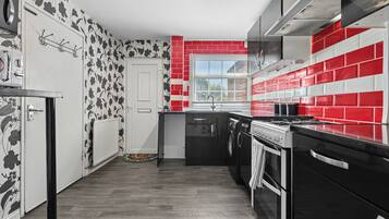 Full-size fridge, microwave, oven, stovetop