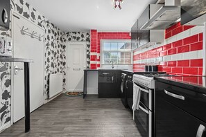 ثلاجة/مجمد بحجم كبير، ميكروويف، فرن، موقد طهي مسطح