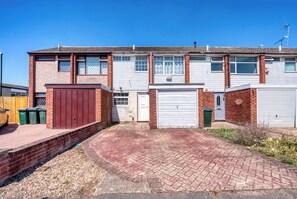 Vista frontal de la propiedad