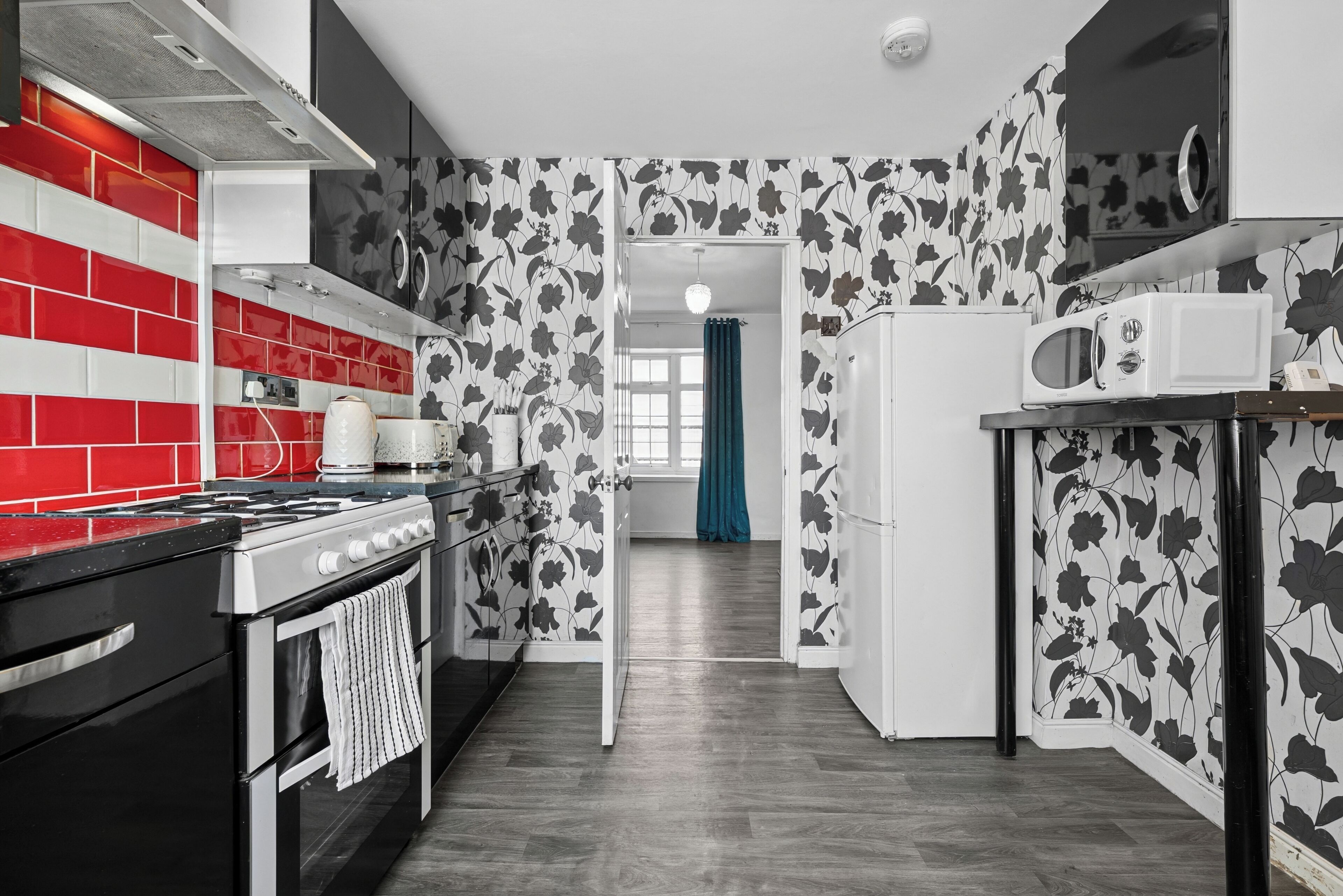 Full-sized fridge, microwave, oven, stovetop