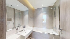 Luxe appartement, uitzicht op lagune | Badkamer | Een bad/douchecombinatie, een haardroger, handdoeken, zeep