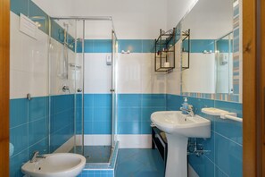 Douche, séchoir à cheveux, serviettes fournies