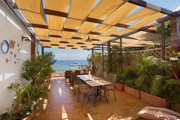 Outdoor dining - Holiday Home 'Villino Dei Fiori' with Sea View, Wi-Fi and Air Conditioning (Casamicciola Terme)