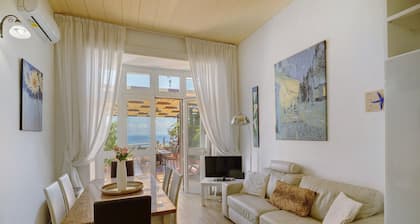 Holiday Home 'Villino Dei Fiori' with Sea View, Wi-Fi and Air Conditioning