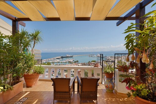 Holiday Home 'Villino Dei Fiori' with Sea View, Wi-Fi and Air Conditioning