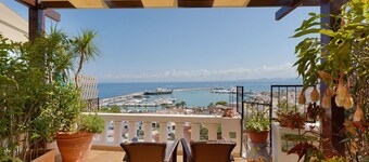 Holiday Home 'Villino Dei Fiori' with Sea View, Wi-Fi and Air Conditioning