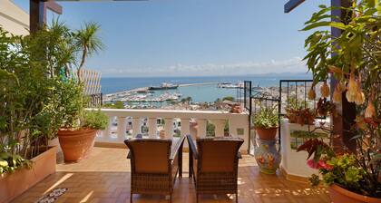 Holiday Home 'Villino Dei Fiori' with Sea View, Wi-Fi and Air Conditioning