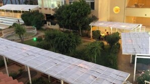 Une cour dotée de panneaux solaires, un espace de repos abrité et un bâtiment à plusieurs étages.