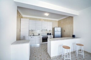 Kühlschrank, Ofen, Herdplatte, Wasserkocher mit Kaffee-/Teezubehör