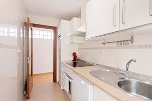 ثلاجة، ميكروويف، فرن، موقد طهي مسطح