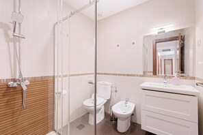 Shower, hair dryer, towels - Apartment 'Agua 21' with Shared Pool, Wi-Fi and Air Conditioning (Málaga)