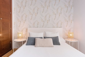 2 عدّة غرف نوم ومكواة/لوح كي وواي فاي وملاءات أسرّة