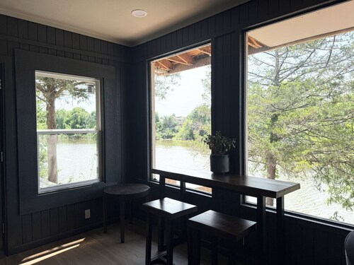 Lakeview Lounge Group-friendly Near Hefner LW