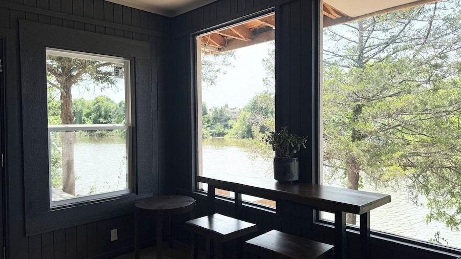 Lakeview Lounge Group-friendly Near Hefner LW