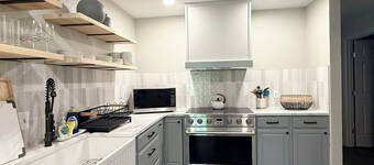 Lakeview Lounge Group-friendly Near Hefner LW