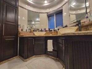 Shower, hair dryer, bidet, towels