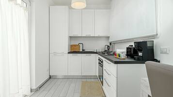 Kylskåp, ugn, spishäll och kaffe- och tebryggare