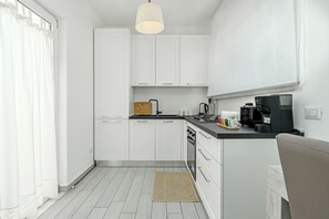 Een koelkast, een oven, een kookplaat, een koffiezetapparaat/waterkoker