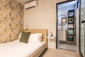 16 makuuhuonetta, työpöytä, silitysrauta/-lauta, vauvan matkasänky