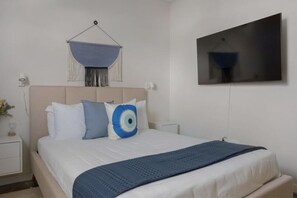 1 habitación, escritorio, tabla de planchar con plancha y cuna de viaje 