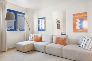 TV connectée, table de tennis de table, livres, chaîne hi-fi