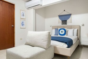 3 habitaciones, escritorio y tabla de planchar con plancha 