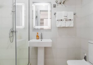 Dusche, Handtücher, Seife, Toilettenpapier