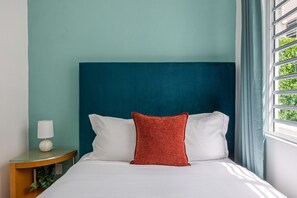 5 chambres, bureau, fer et planche à repasser, lit de bébé portatif