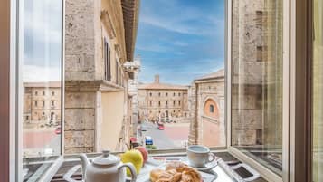 Deluxe Apartment, 2 Bedrooms, Balcony | Free WiFi, bed sheets