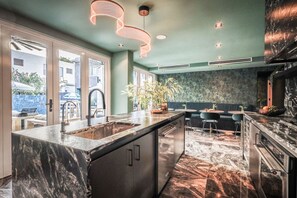 Kühlschrank, Mikrowelle, Ofen, Herdplatte