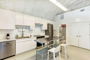 Oven, stovetop, dishwasher