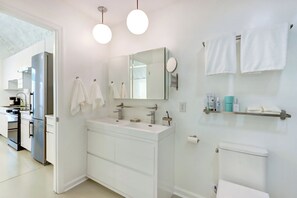 Dusche, Handtücher, Seife, Toilettenpapier