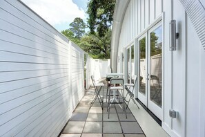 Outdoor dining - Modern Quonset Hut in Midtown Savannah (Savannah)