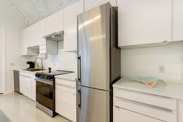 Oven, stovetop, dishwasher