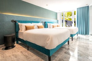 1 habitación, tabla de planchar con plancha y cuna de viaje