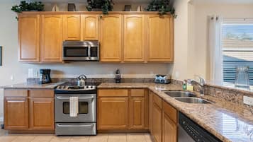 Een vaatwasser, eettafels